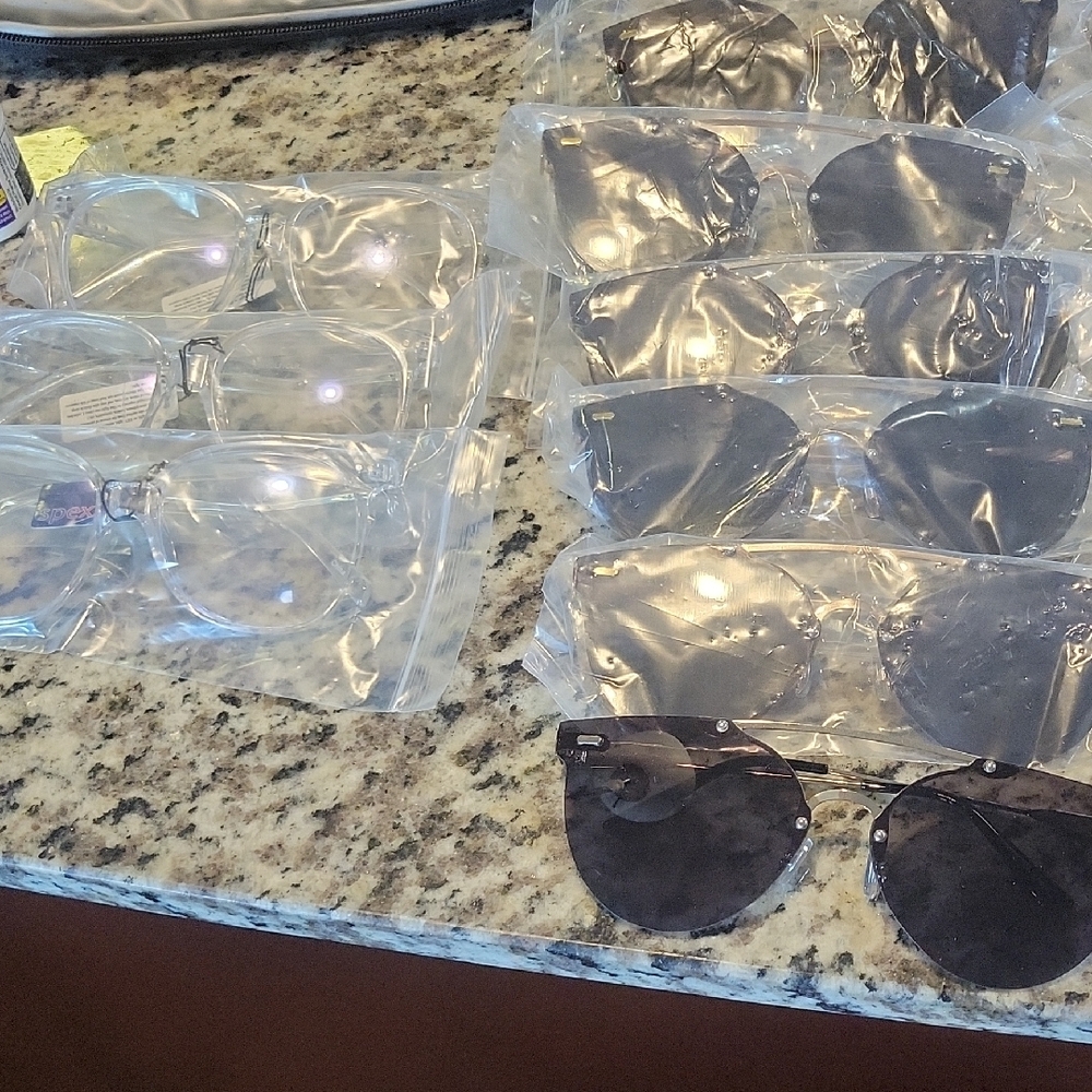 Lot Of 50 Elegant Black and Gold Women's Sunglasses - Picture 4 of 4